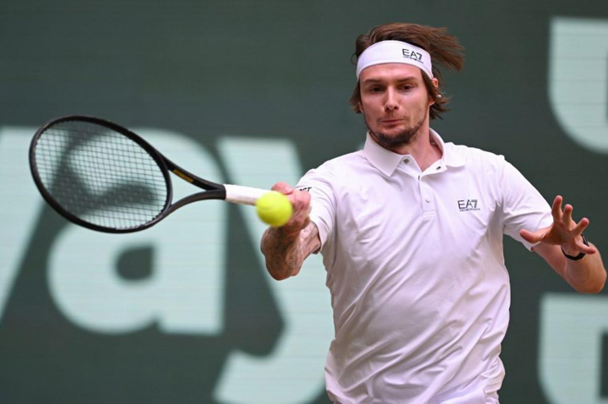Kazakhstan's Alexander Bublik returns the ball to Russia's Daniil Medvedev during the men's singles final match of the Halle Open ATP tennis tournament in Halle (Westfalen), western Germany, on June 22, 2025. CARMEN JASPERSEN / AFP