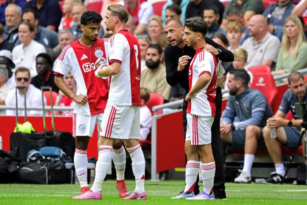 Ajax's Dutch head coach Johnny Heitinga (2nd R) talks to Ajax's Dutch defender #05 Owen Wijndal (L), Ajax's Dutch midfielder #08 Kenneth Taylor (2nd L) and Ajax's Belgian forward #20 Mika Godts during the Friendly football match between Ajax Amsterdam and AS Monaco at the Johan Cruijff Arena, in Amsterdam, on August 3, 2025. Olaf KRAAK / ANP / AFP