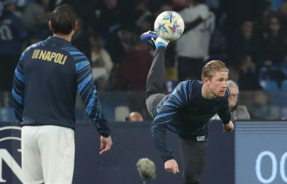 Napoli's Belgian midfielder #11 Kevin De Bruyne (R) controls the ball during the warm up ahead of the Italian Serie A football between match SSC Napoli and Torino FC at the Diego Armando Maradona Stadium in Napoli, on March 6, 2026. CARLO HERMANN / AFP
