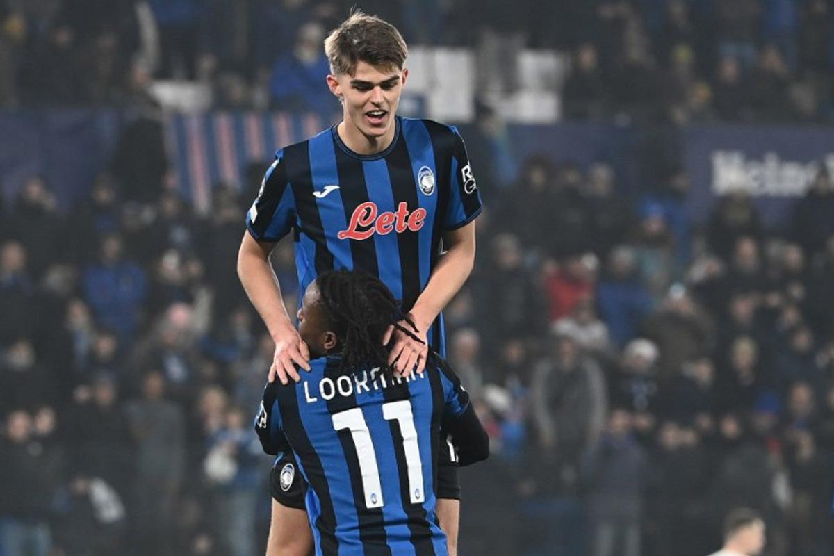 Atalanta's Nigerian forward #11 Ademola Lookman celebrates with Atalanta's Belgian midfielder #17 Charles De Ketelaere after scoring his team's fourth goal during the UEFA Champions League football match between Atalanta and Sturm Graz at the Gewiss Stadium in Bergamo, on January 21, 2025. Isabella BONOTTO / AFP