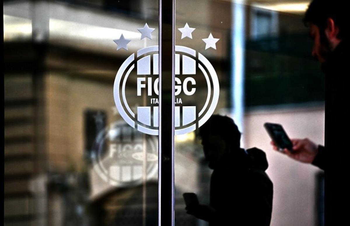 A man enters the headquarters of the Italian Football Federation (FIGC) in Rome on April 1, 2026. Italy's Sport Minister Andrea Abodi said on April 1, 2026 the head of the country's football federation should step down after the national team failed to qualify for a third consecutive World Cup. The Azzurri fell at the play-offs again, this time after a penalty shoot-out against Bosnia and Hercegovina on March 31, and will miss this summer's finals in the United States, Canada and Mexico. Filippo MONTEFORTE / AFP