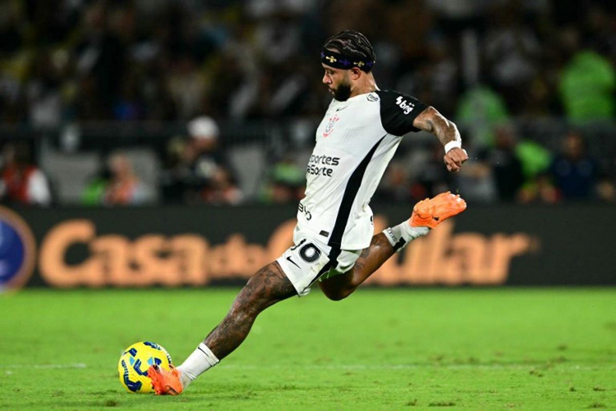 Corinthians' Dutch forward #10 Memphis Depay controls the ball during the Brazil Cup final second leg football match between Vasco da Gama and Corinthians at the Maracana stadium in Rio de Janeiro, Brazil on December 21, 2025. Pablo PORCIUNCULA / AFP
