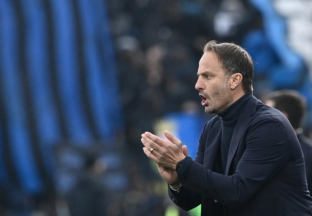 Pisa's Italian head coach Alberto Gilardino applauds during the Italian Serie A football match between Pisa and Inter Milan at the Garibaldi Romeo Anconetani Arena in Pisa on November 30, 2025. Isabella BONOTTO / AFP