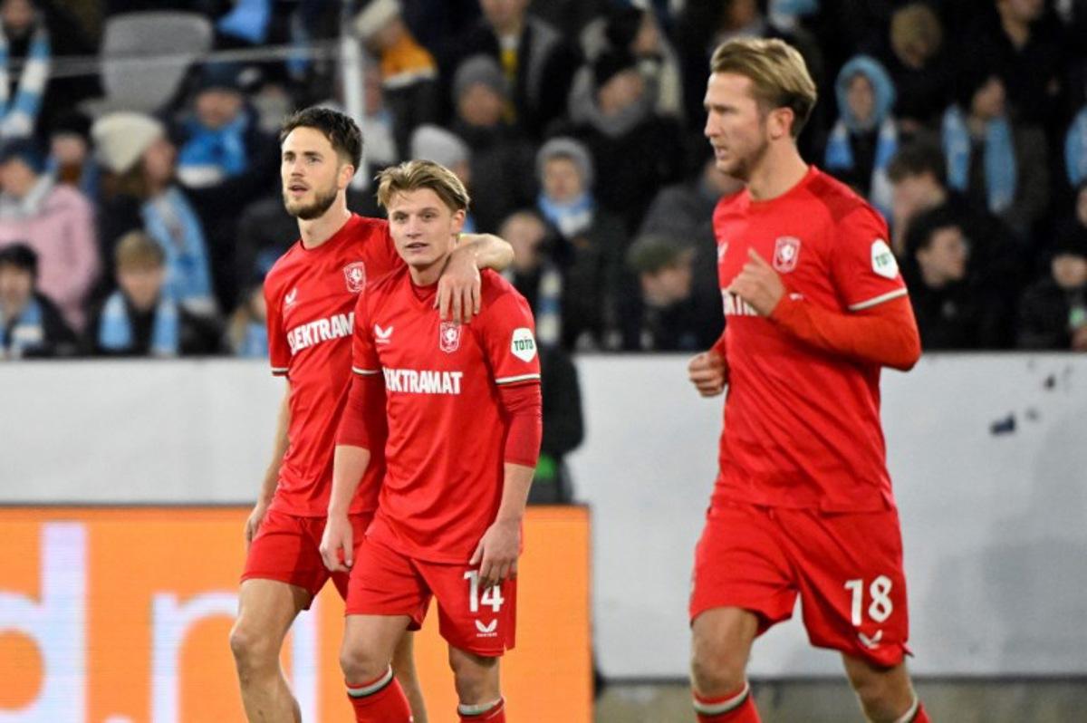 FC Twente's Dutch forward #09 Ricky van Wolfswinkel (L) celebrates with Sem FC Twente's Dutch midfielder #14 Sem Steijn (C) and FC Twente's Dutch midfielder #18 Michel Vlap after the 1-2 goal from a penalty shot by van Wolfswinkel during the UEFA Europa League football match between Malmoe FF and FC Twente in Malmoe, on January 23, 2025. Johan NILSSON / TT NEWS AGENCY / AFP