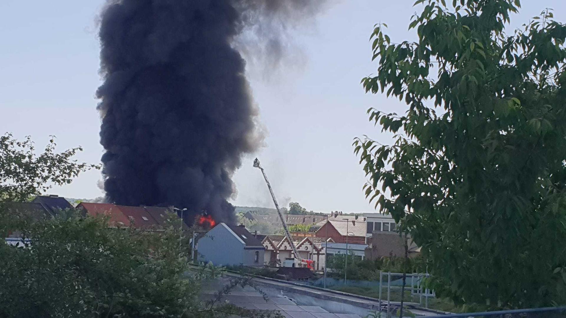 The scene of a fire at a clothing depot at the rue de la Filature, in Tubize, Monday 25 May 2026. Due to the presence of toxic fumes, the residents are evacuated and housed at the town hall. BELGA PHOTO FABIAN CHARLES