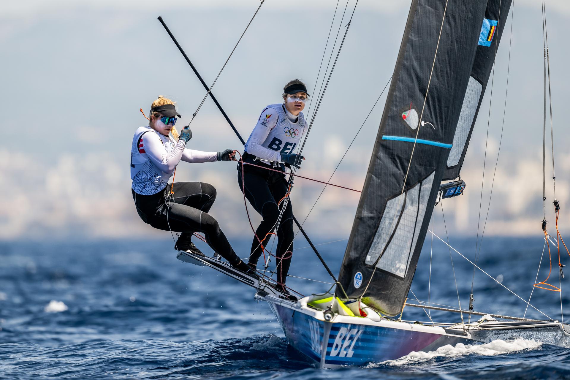 240728 Isaura Maenhaut and Anouk Geurts of Belgium compete in women's skiff - 49er FX sailing during day 2 of the Paris 2024 Olympic Games on July 27, 2024 in Marseille. Photo: Petter Arvidson / BILDBYRÅN / kod PA / PA0850 bbeng segling Sailing olympic games olympics os ol olympiska spel olympiske leker paris 2024 paris-os paris-ol sverige sweden dam