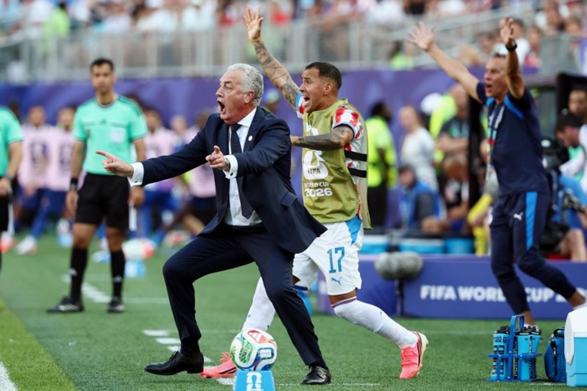 Paraguay's Argentine head coach Gustavo Alfaro gestures during the 2026 World Cup round of 16 football match between Paraguay and France at the Philadelphia Stadium in Philadelphia on July 4, 2026. FRANCK FIFE / AFP
