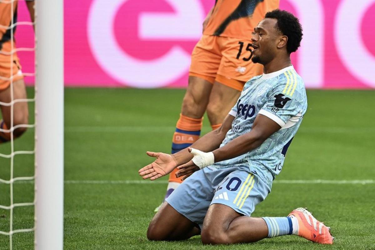 Juventus' Belgian forward #20 Lois Openda reacts after missing a goal opportunity during the Italian Serie A football match between Juventus FC and Atalanta at the Allianz stadium in Turin, northern Italy on September 27, 2025. Isabella BONOTTO / AFP