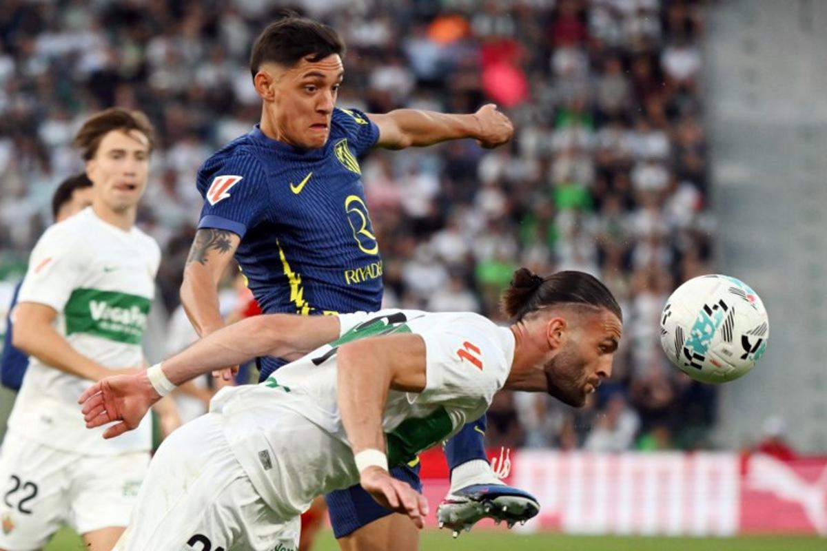 Elche's French defender #21 Leo Petrot (R) and Atletico Madrid's Argentine defender #16 Nahuel Molina Lucero fight for the ball during the Spanish league football match between Elche CF and Club Atletico Madrid at Martinez Valero Stadium in Elche on April 22, 2026. JOSE JORDAN / AFP