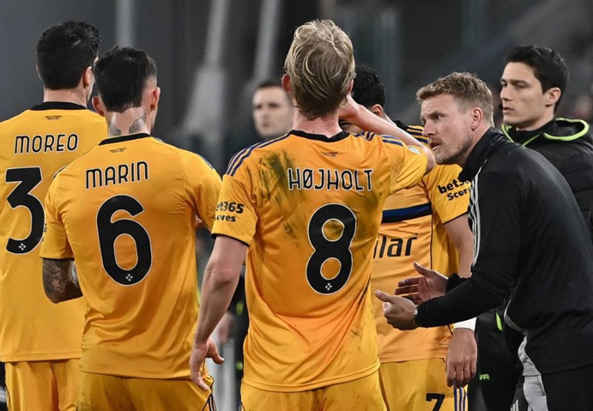 Pisa's Swedish head coach Oscar Hiljemark (R) instructs his players during the Italian Serie A football match between Juventus and Pisa at the Allianz Stadium in Turin, northern Italy, on March 7, 2026. Isabella BONOTTO / AFP