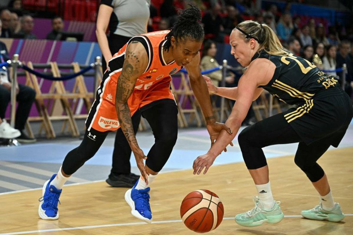 Valencia's US-Hungarian point guard #22 Yvonne Turner (L) and Fenerbahce's Belgian point guard #22 Julie Allemand fight for the ball during the Euroleague Women's final basketball match for third and fourth place between Valencia Basket Club and Fenerbahce at Pabellon Principe Felipe arena in Zaragoza on April 13, 2025. JAVIER SORIANO / AFP