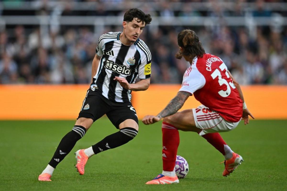 Newcastle United's English defender #21 Tino Livramento vies with Arsenal's Italian defender #33 Riccardo Calafiori during the English Premier League football match between Newcastle United and Arsenal at St James' Park in Newcastle-upon-Tyne, north east England on September 28, 2025. ANDY BUCHANAN / AFP