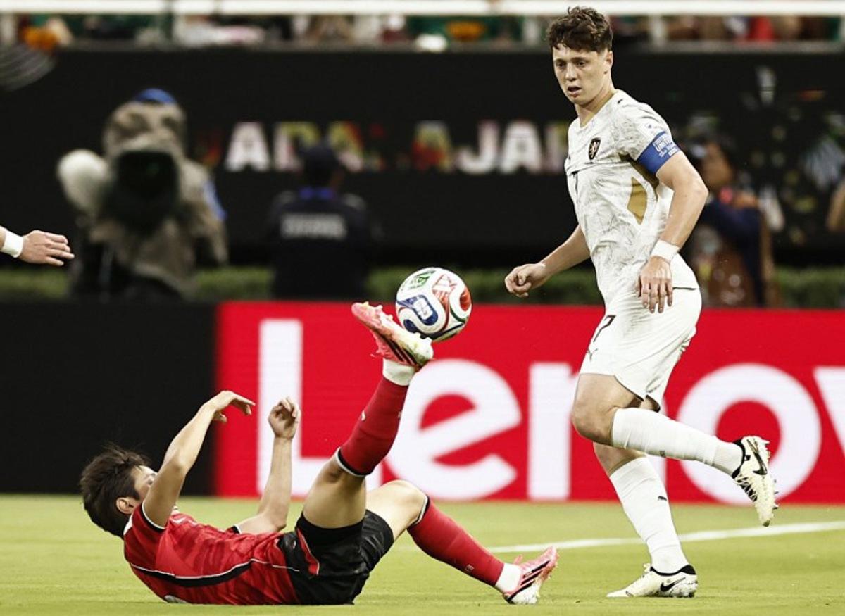 South Korea's midfielder #19 Lee Kang-in and Czech Republic's defender #07 Ladislav Krejci fight for the ball during the 2026 World Cup Group A football match between South Korea and the Czech Republic at the Guadalajara Stadium in Zapopan on June 11, 2026. Ulises RUIZ / AFP