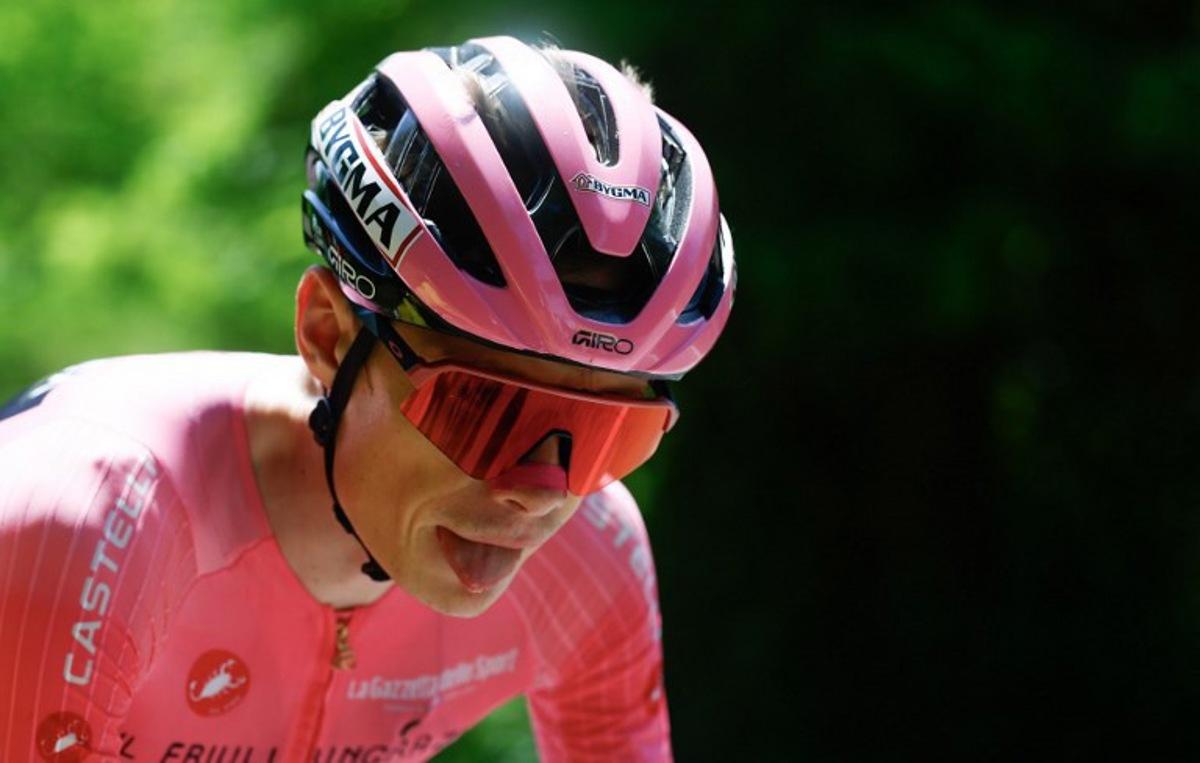 Team Visma Lease a Bike Danish rider Jonas Vingegaard wearing the overall leader's pink jersey rides during the 20th stage of the Giro d'Italia 2026 - Tour of Italy cycling race between Gemona del Friuli and Piancavallo, Italy, on May 30, 2026. Luca Bettini / AFP