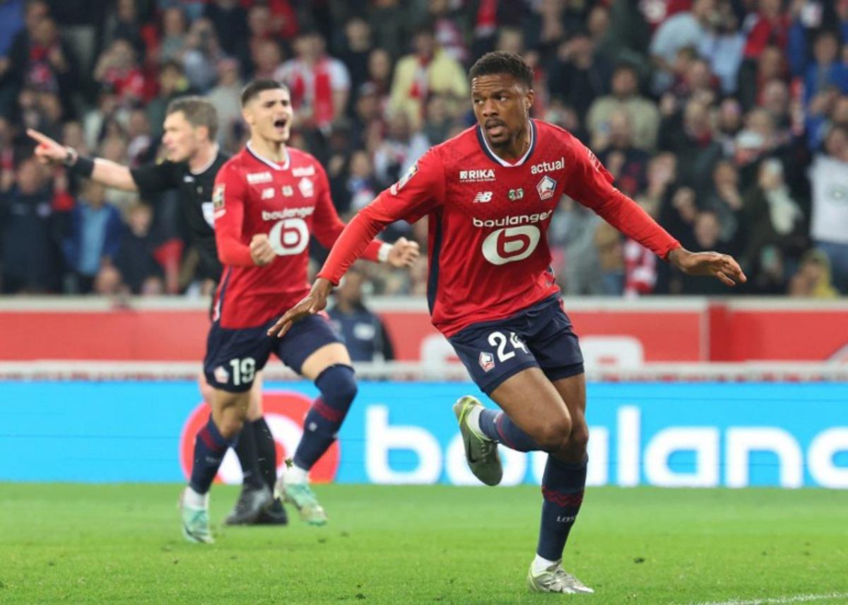 Lille's English forward #24 Chuba Akpom celebrates with teammates after scoring a penalty kick during the French L1 football match between Lille LOSC and Stade de Reims at Stade Pierre-Mauroy in Villeneuve-d'Ascq, northern France on May 17, 2025. FRANCOIS LO PRESTI / AFP