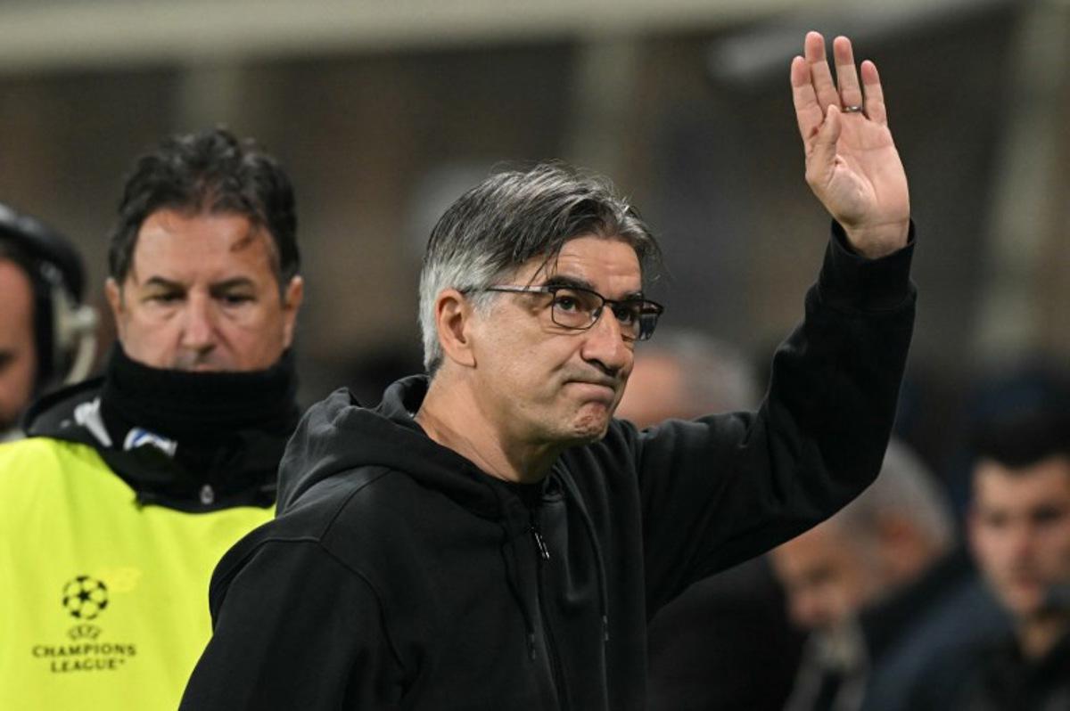 Atalanta's Croatian coach Ivan Juric waves to supporters before the UEFA Champions League phase day 3 football match between Atalanta and Slavia Praga at the Gewiss stadium in Bergamo, on October 22, 2025. Stefano RELLANDINI / AFP
