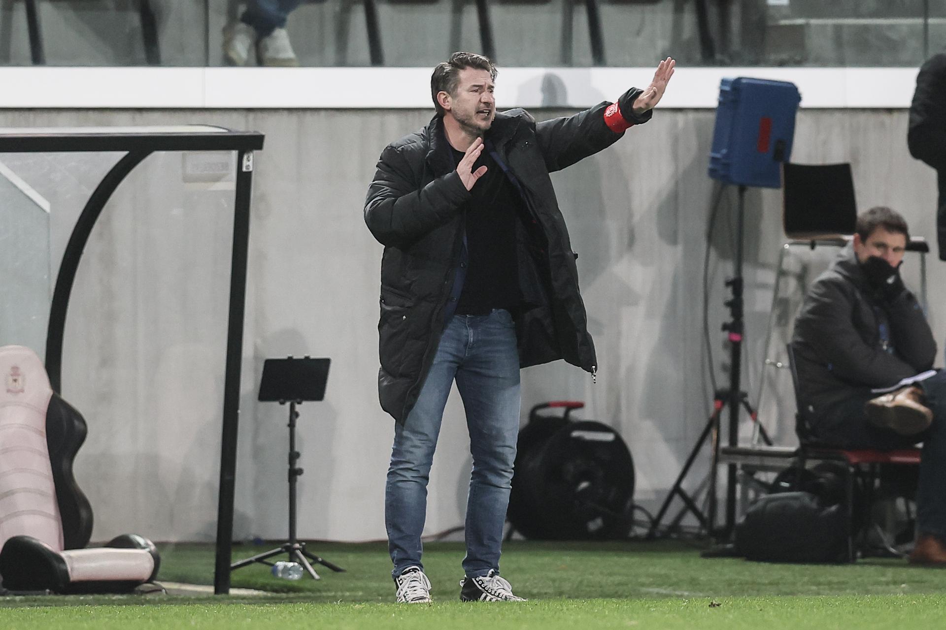 Standard's head coach Carl Hoefkens pictured during a soccer match between KV Mechelen and Standard de Liege Wednesday 20 December 2023 in Mechelen, on day 19 of the 2023-2024 season of the 'Jupiler Pro League' first division of the Belgian championship. BELGA PHOTO BRUNO FAHY