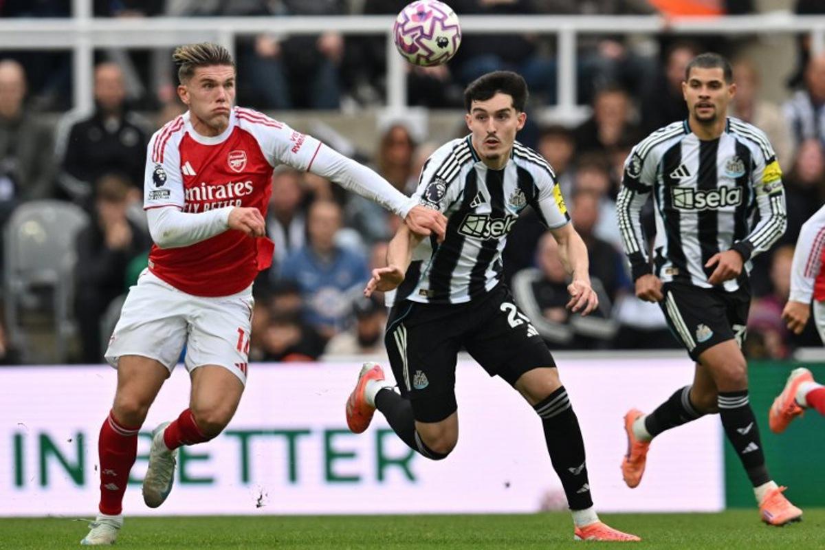 Arsenal's Swedish striker #14 Viktor Gyokeres (L) vies with Newcastle United's English defender #21 Tino Livramento (C) during the English Premier League football match between Newcastle United and Arsenal at St James' Park in Newcastle-upon-Tyne, north east England on September 28, 2025. ANDY BUCHANAN / AFP
