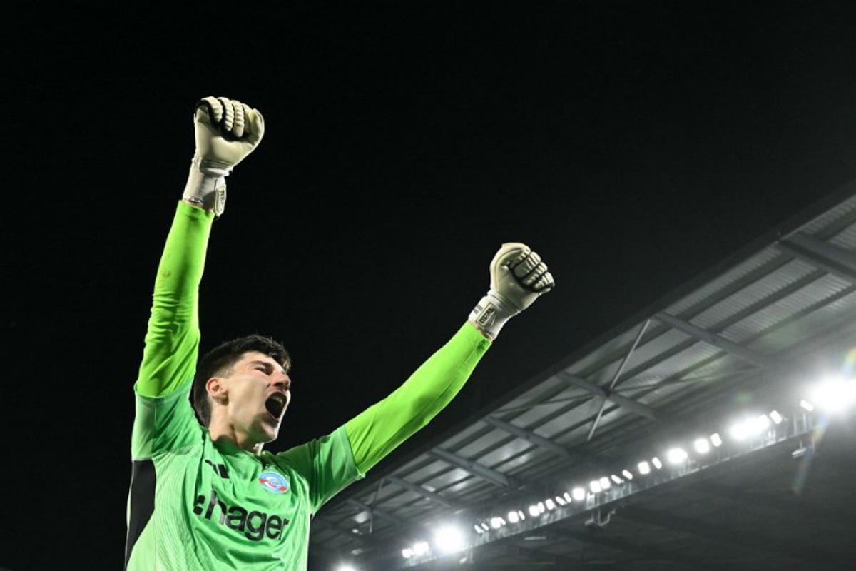 Strasbourg's Belgian goalkeeper #39 Mike Penders celebrates his team's victory at the end of the UEFA Europa Conference League quarter-final second leg football match between RC Strasbourg Alsace and Mainz 05 at the Stade de La Meinau in Strasbourg, eastern France, on April 16, 2026. SEBASTIEN BOZON / AFP