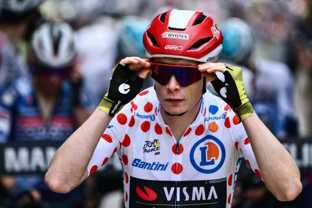 Team Visma - Lease a bike team's Danish rider Jonas Vingegaard wearing the best climber's polka dot (dotted) jersey awaits the start of the 21st and final stage of the 112th edition of the Tour de France cycling race, 132.3 km between Mantes-la-Ville and Paris Champs-Elysees Avenue, on July 27, 2025. Marco BERTORELLO / AFP