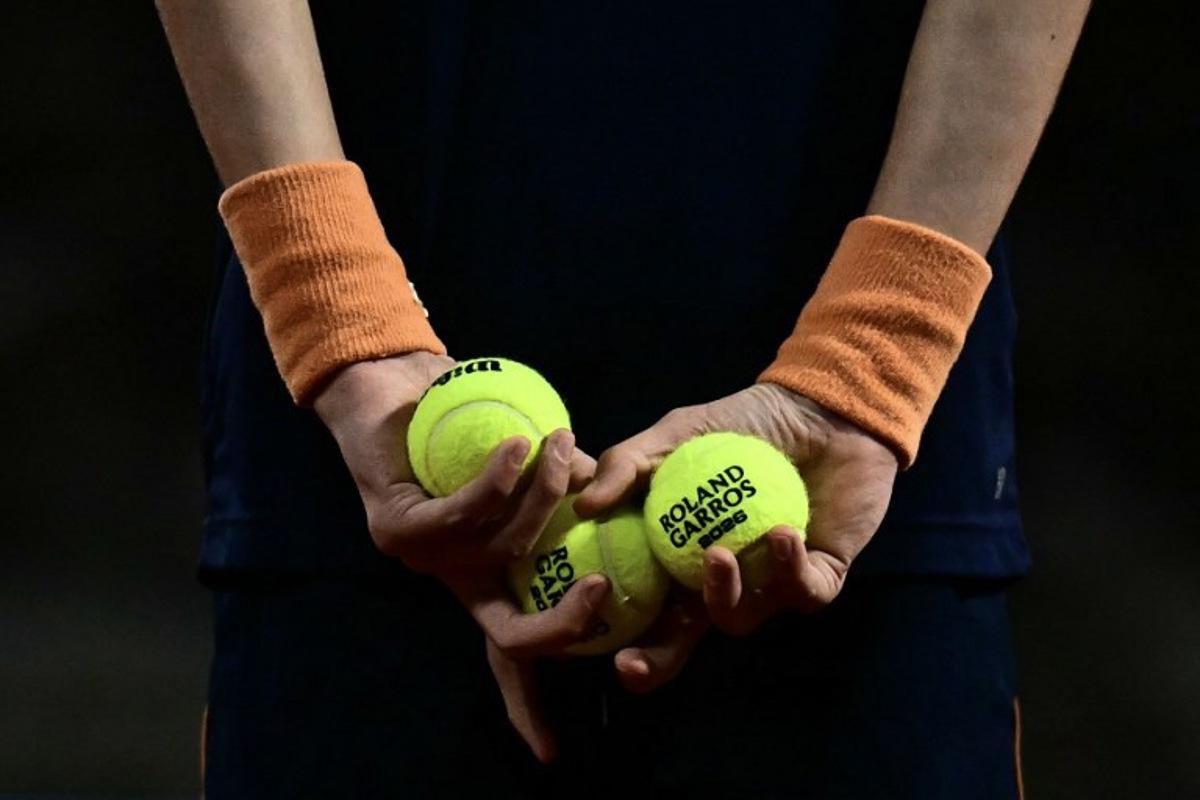 A Ball Boy holds official Roland-Garros tennis balls in his back during a men's quarter final singles on day 11 of the French Open tennis tournament on Court Philippe-Chatrier at the Roland-Garros Complex in Paris on June 3, 2026. JULIEN DE ROSA / AFP