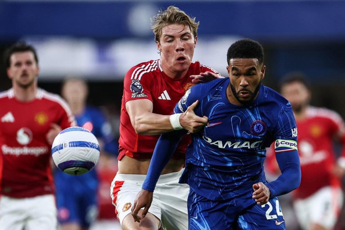 Manchester United's Danish striker #09 Rasmus Hojlund (L) fights for the ball with Chelsea's English defender #24 Reece James during the English Premier League football match between Chelsea and Manchester United at Stamford Bridge in London on May 16, 2025. HENRY NICHOLLS / AFP