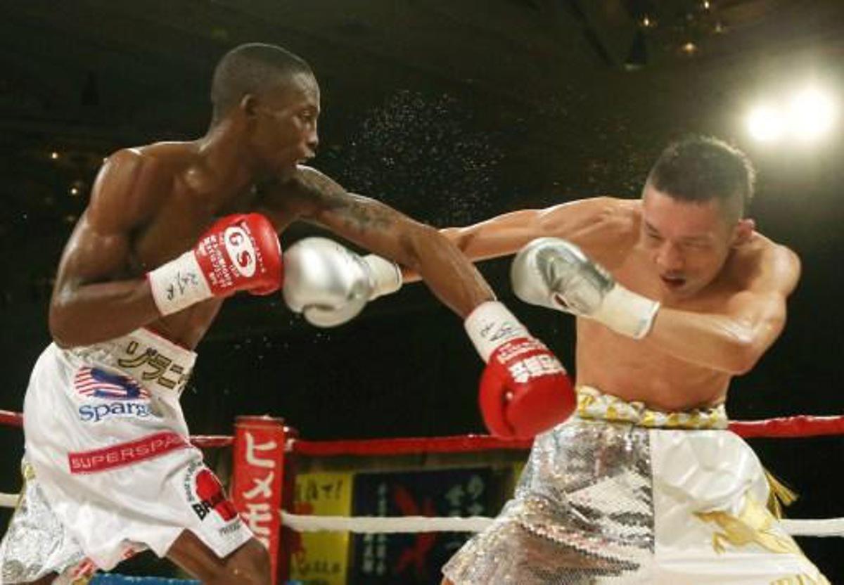South African Zolani Tete (L) fights with Japan's Teiru Kinoshita during their IBF super-flyweight title match in Kobe on July 18, 2014. South African Zolani Tete won the International Boxing Federation super-flyweight title by beating Teiru Kinoshita of Japan on a 3-0 decision in a battle of southpaws in Kobe. JAPAN OUT AFP PHOTO / JIJI PRESS JAPAN OUT