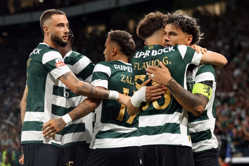 Sporting Lisbon's Uruguayan midfielder #20 Maximiliano Araujo (R) celebrates scoring the opening goal during the Portuguese League football match between Sporting CP and FC Alverca at Jose Alvalade stadium in Lisbon on August 22, 2026. PATRICIA DE MELO MOREIRA / AFP