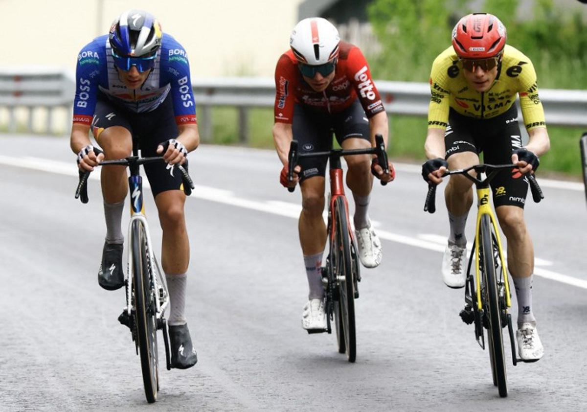 Team Visma Lease a Bike Danish rider Jonas Vingegaard (R), Red Bull - BORA - hansgrohe Italian rider Giulio Pellizzari (L) and Lotto Intermarche Belgian rider Lennert Van Eetvelt ride in a breakaway with Team Polti VisitMalta Spanish rider Diego Sevilla wearing the best climber's blue jersey (Maglia Azzura) during the 2nd stage of the Giro d'Italia 2026 - Tour of Italy cycling race between Burgas and Veliko Tarnovo, Bulgaria, on May 9, 2026. Luca Bettini / AFP