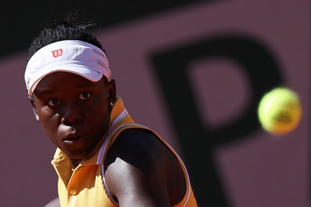Canada's Victoria Mboko eyes the ball as she plays against China's Zheng Qinwen during their women's singles match on day 6 of the French Open tennis tournament on Court Simonne-Mathieu at the Roland-Garros Complex in Paris on May 30, 2025. ALAIN JOCARD / AFP
