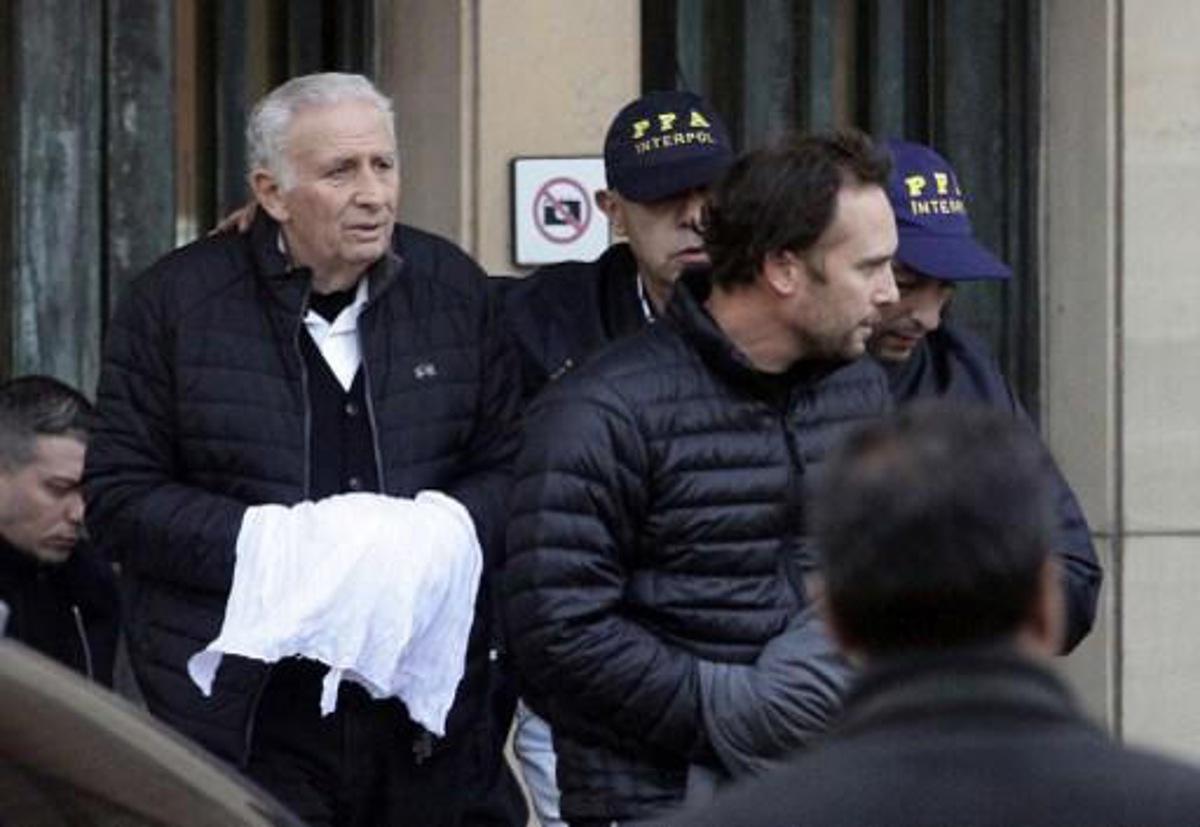 Argentinian Hugo (C-L) and Mariano (C-R) Jinkis, father and son, owners of sports marketing company Full Play, are escorted as they leave court in Buenos Aires on June 18, 2015. The Argentine businessmen, who were wanted on US charges of bribing FIFA officials, have surrendered Thursday. AFP PHOTO / TELAM RESTRICTED TO EDITORIAL USE-MANDATORY CREDIT AFP PHOTO / TELAM-NO MARKETING NO ADVERTISING CAMPAIGNS-DISTRIBUTED AS A SERVICE TO CLIENTS