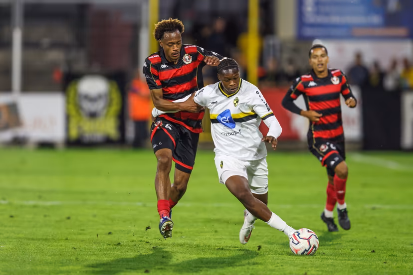 Seraing's Emmanuel Mutela Da Costa and Lierse's Elton Wiredu Yeboah fight for the ball during a soccer match between RFC Seraing and Lierse SK, Sunday 30 August 2026 in Seraing, on day 3 of the 2026-2027 'Challenger Pro League' the second highest division of the Belgian championship. BELGA PHOTO BRUNO FAHY