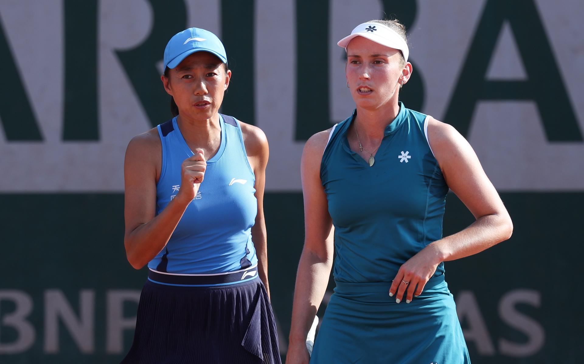 Chinese Tianhui Zhang and Belgian Elise Mertens celebrate during Belgian Elise Mertens pictured in action during a tennis match against Polish Chwalinska, in the second round of the women's singles at the Roland Garros French Open tennis tournament, in Paris, France, Thursday 28 May 2026. This year's tournament takes place from 18 May to 07 June. BELGA PHOTO VIRGINIE LEFOUR