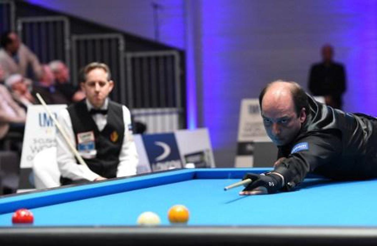 Spain's Daniel Sanchez competes to win the semi-final of the 69th World Championship Three Cushion Individuals in Bordeaux on November 19, 2016.
MEHDI FEDOUACH / AFP