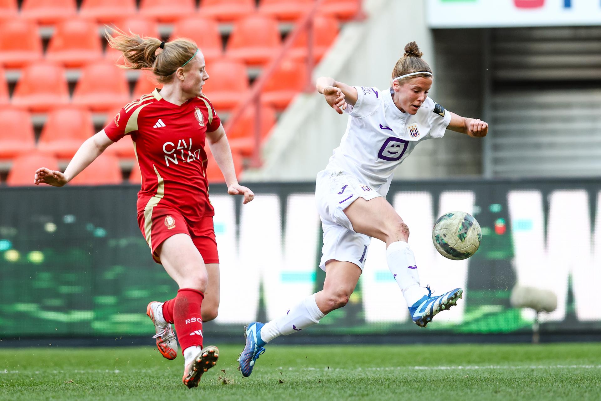 Standard Amber Barrett and Anderlecht's Laura Deloose fight for the ball during a female soccer game between Standard Femina and RSCA Women, Saturday 08 March 2025 in Liege, on day 18 of the 2024 - 2025 season of Belgian Lotto Womens Super League. BELGA PHOTO BRUNO FAHY